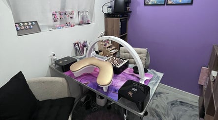 Salon manucure chez Passi’ongle by daph, Auxy, Centre-val De Loire. Décor moderne et outillage professionnel.