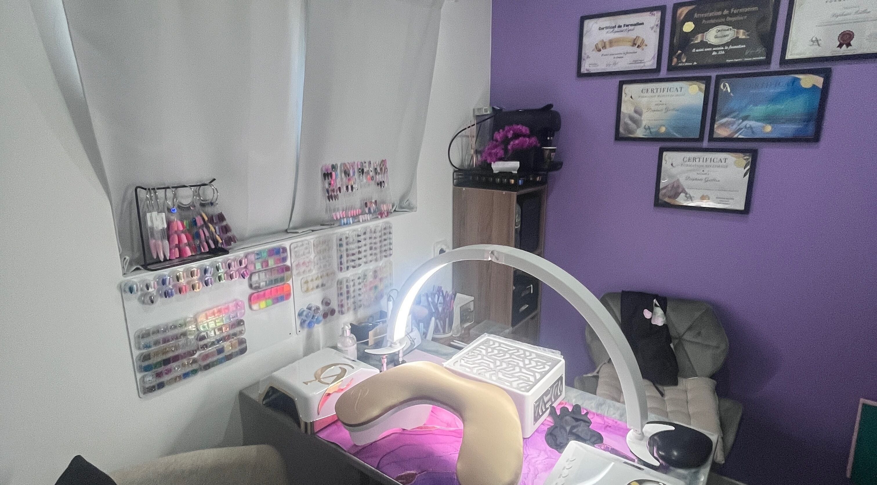 Espace manucure chez Passi’ongle by daph à Auxy, Centre-val De Loire, FR, avec outils et vernis colorés.