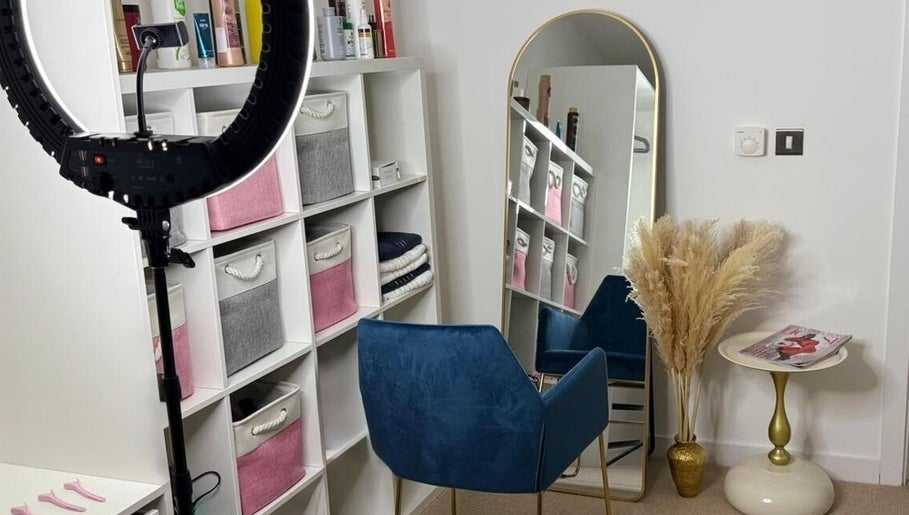 Sophisticated setting at Brazilian Hair Keratin Treatment in Лондон, Англия, GB with plush chair and stylish mirror.