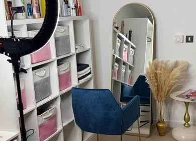 Sophisticated setting at Brazilian Hair Keratin Treatment in Лондон, Англия, GB with plush chair and stylish mirror.