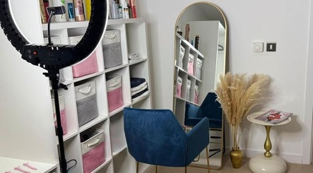 Sophisticated setting at Brazilian Hair Keratin Treatment in Лондон, Англия, GB with plush chair and stylish mirror.