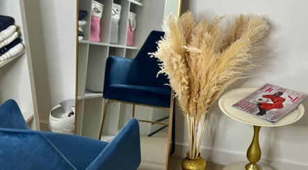 Chic salon corner at Brazilian Hair Keratin Treatment in Лондон, Англия, GB, with plush chair and decor.