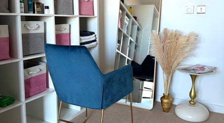 Elegant salon corner at Brazilian Hair Keratin Treatment, Лондон, Англия, GB with a plush blue chair and decor.
