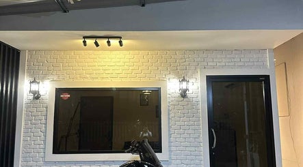 ด้านหน้าร้าน Oat Tattoo.Studio ตกแต่งสไตล์โมเดิร์น ตั้งอยู่ในท่าอิฐ, อุตรดิตถ์, TH.