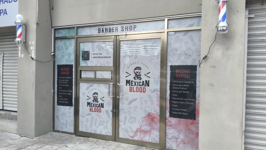 Exteriores de barbería 'Mexican Blood' en Cancún, Quintana Roo, MX, mostrando puerta y letrero.