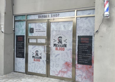 Exteriores de barbería 'Mexican Blood' en Cancún, Quintana Roo, MX, mostrando puerta y letrero.