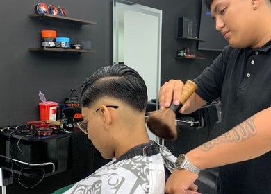 Corte de cabello en barberia Cancún, Quintana Roo, MX, destacando atención y experiencia profesional.