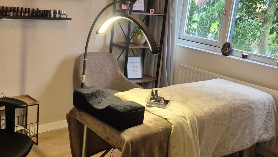 Gezellige behandelruimte in Avenea Beauty, Almere, Flevoland, NL met een comfortabele stoel en spa-bed.