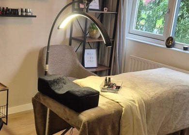 Gezellige behandelruimte in Avenea Beauty, Almere, Flevoland, NL met een comfortabele stoel en spa-bed.