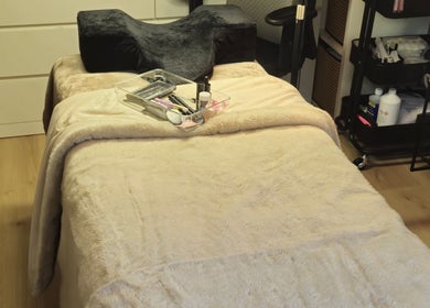 Rustgevende behandelkamer bij Avenea Beauty in Almere, Flevoland, NL met verzorgingskit op zachte tafel.