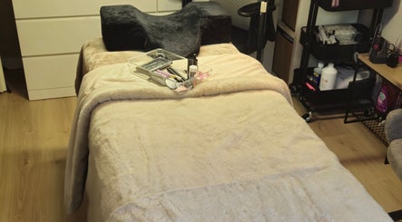 Rustgevende behandelkamer bij Avenea Beauty in Almere, Flevoland, NL met verzorgingskit op zachte tafel.