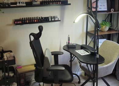 Stijlvolle nagelstudio bij Avenea Beauty in Almere, Flevoland, NL met moderne apparatuur en comfortabele stoelen.