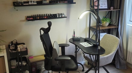 Stijlvolle nagelstudio bij Avenea Beauty in Almere, Flevoland, NL met moderne apparatuur en comfortabele stoelen.