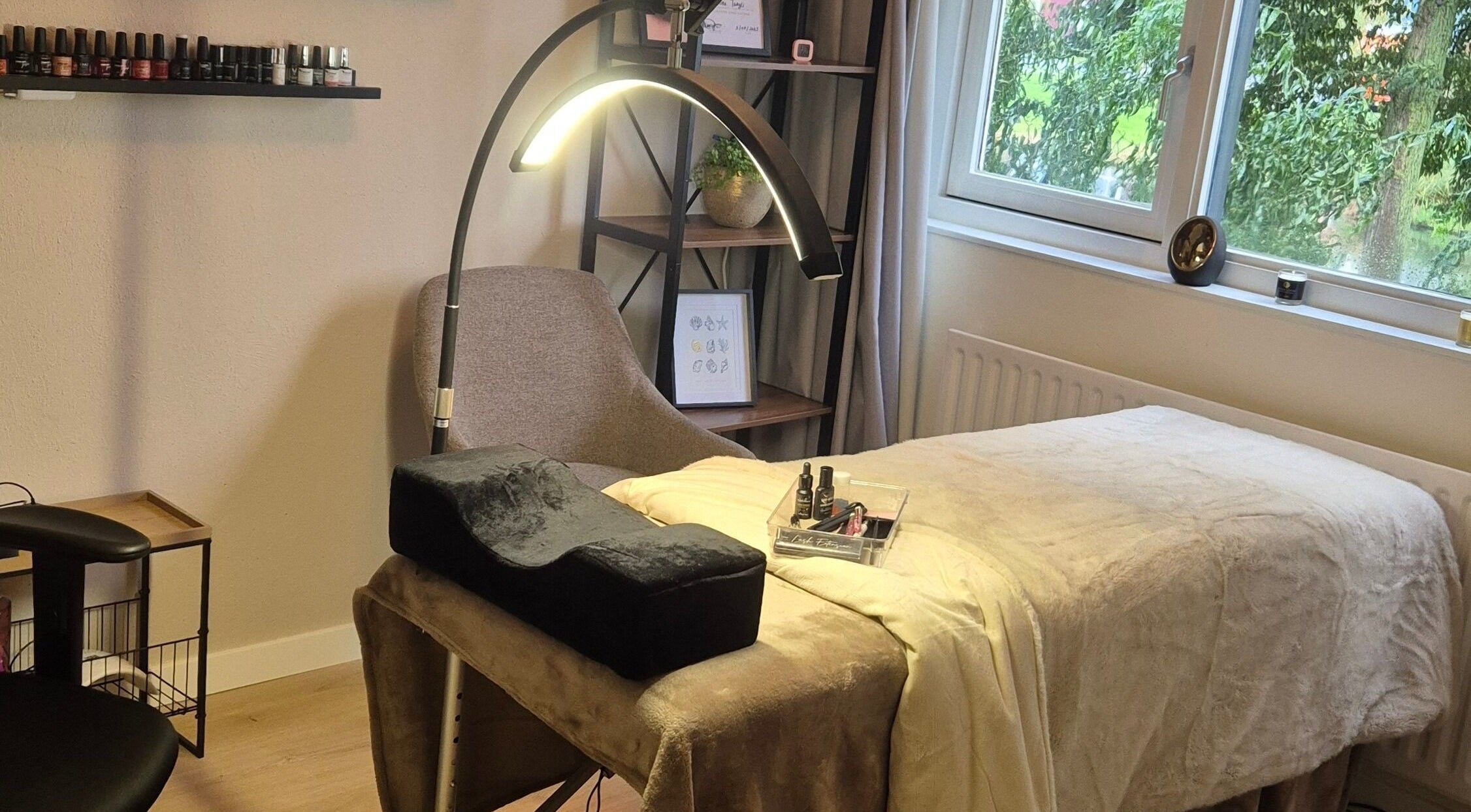 Rustige behandelkamer bij Avenea Beauty in Almere, Flevoland, NL, met comfortabel bed en moderne inrichting.