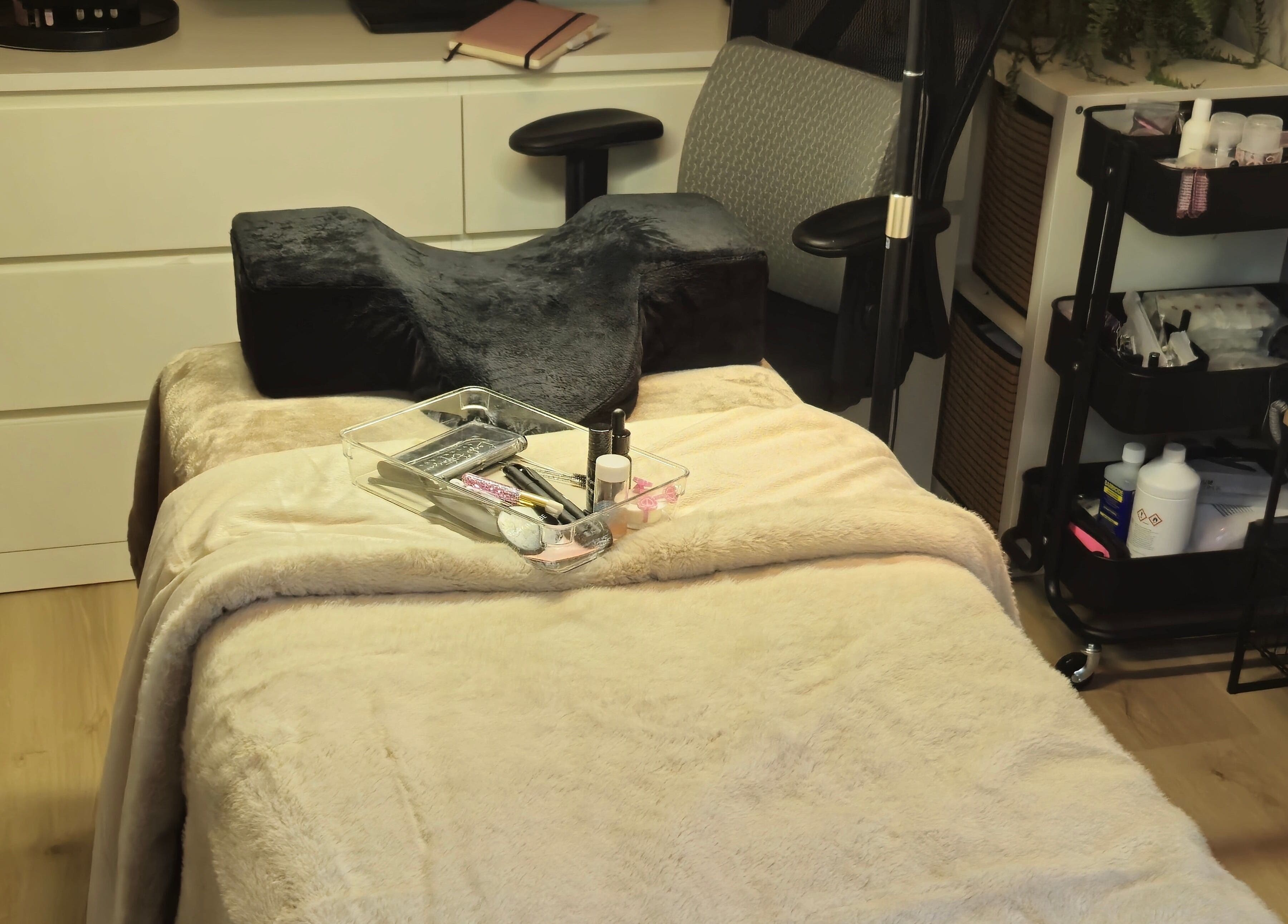 Luxe behandeltafel bij Avenea Beauty in Almere, Flevoland, NL, klaar voor een beautybehandeling.