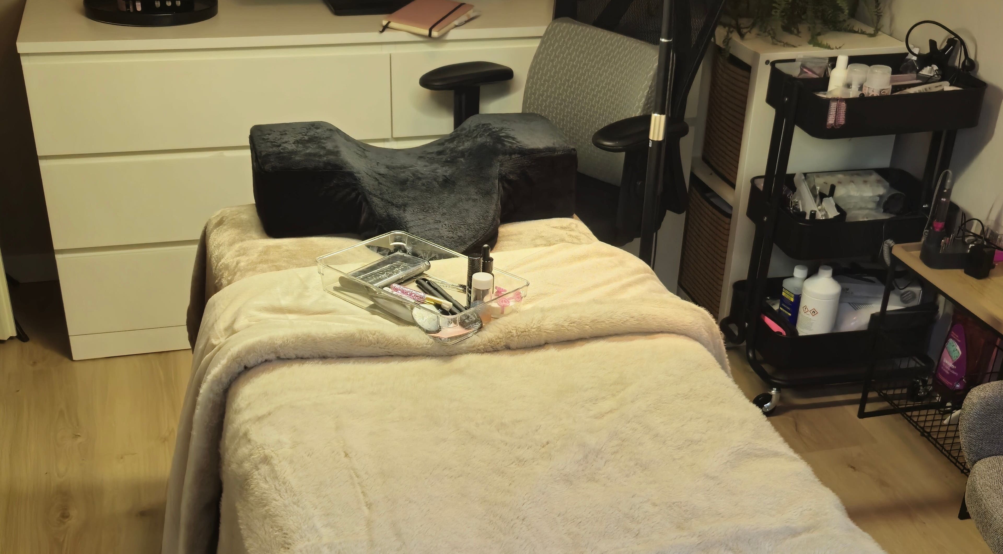 Luxe behandeltafel bij Avenea Beauty in Almere, Flevoland, NL, klaar voor een beautybehandeling.