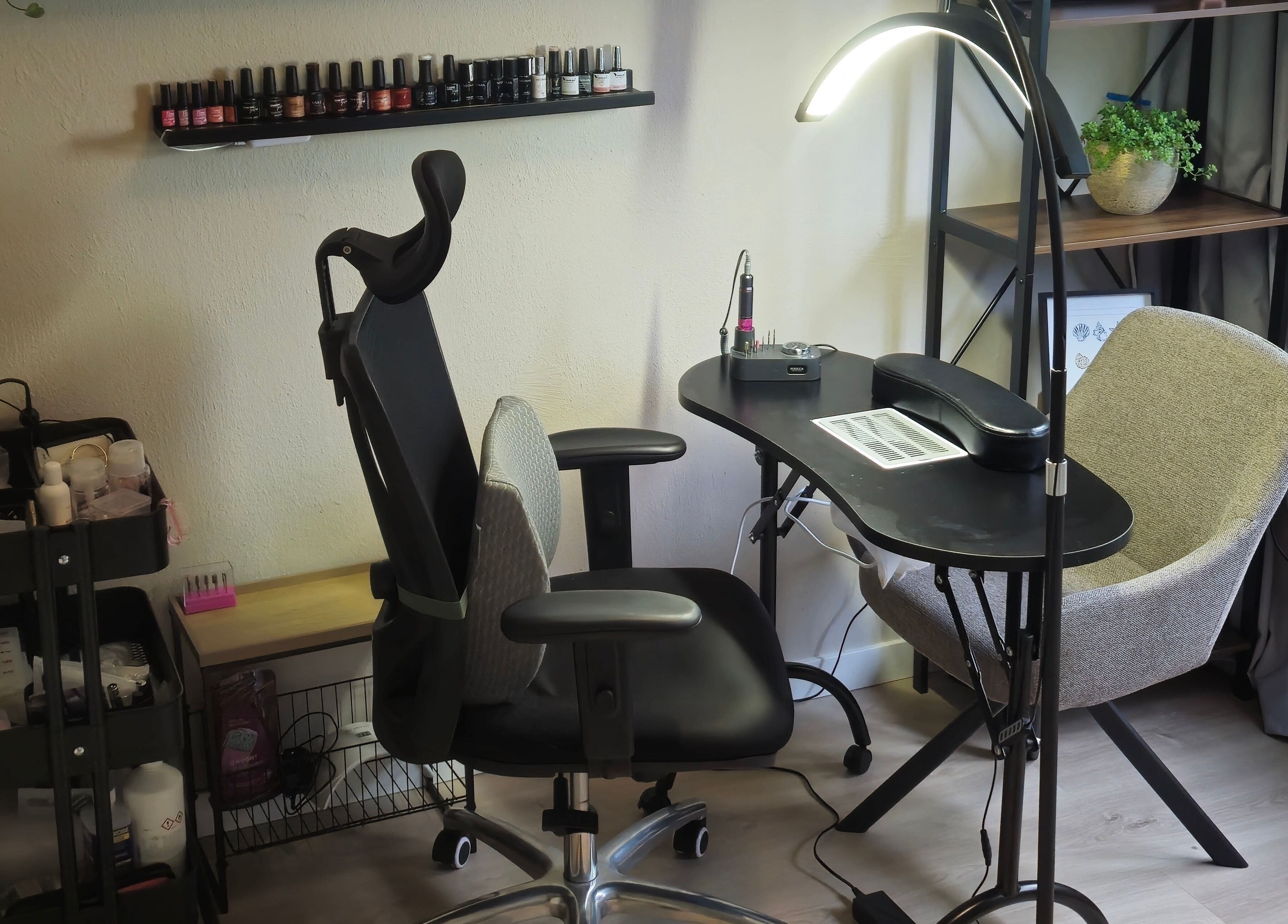 Stijlvolle nagelstudio bij Avenea Beauty in Almere, Flevoland, NL met comfortabele stoelen en verzorgingsproducten.