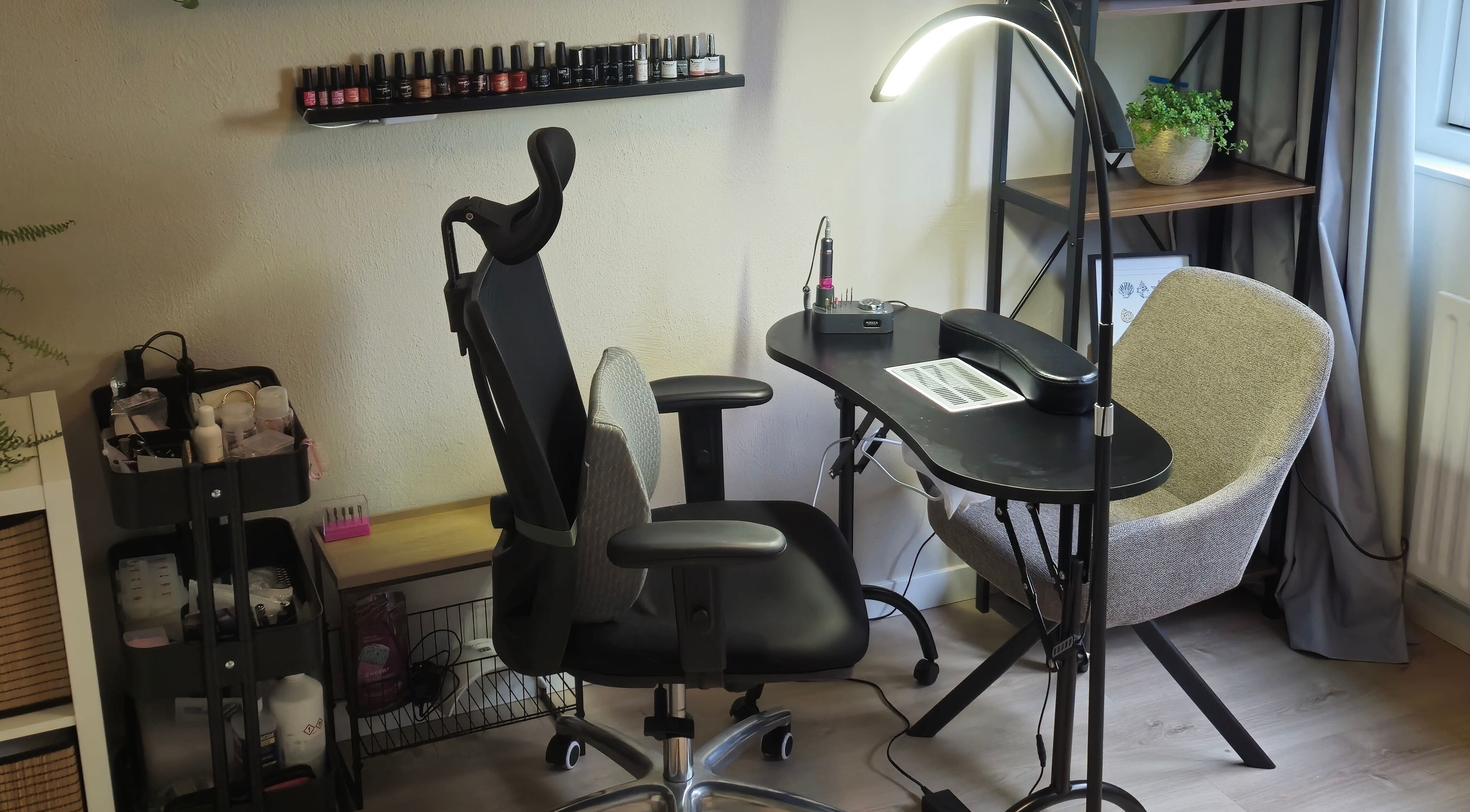 Stijlvolle nagelstudio bij Avenea Beauty in Almere, Flevoland, NL met comfortabele stoelen en verzorgingsproducten.