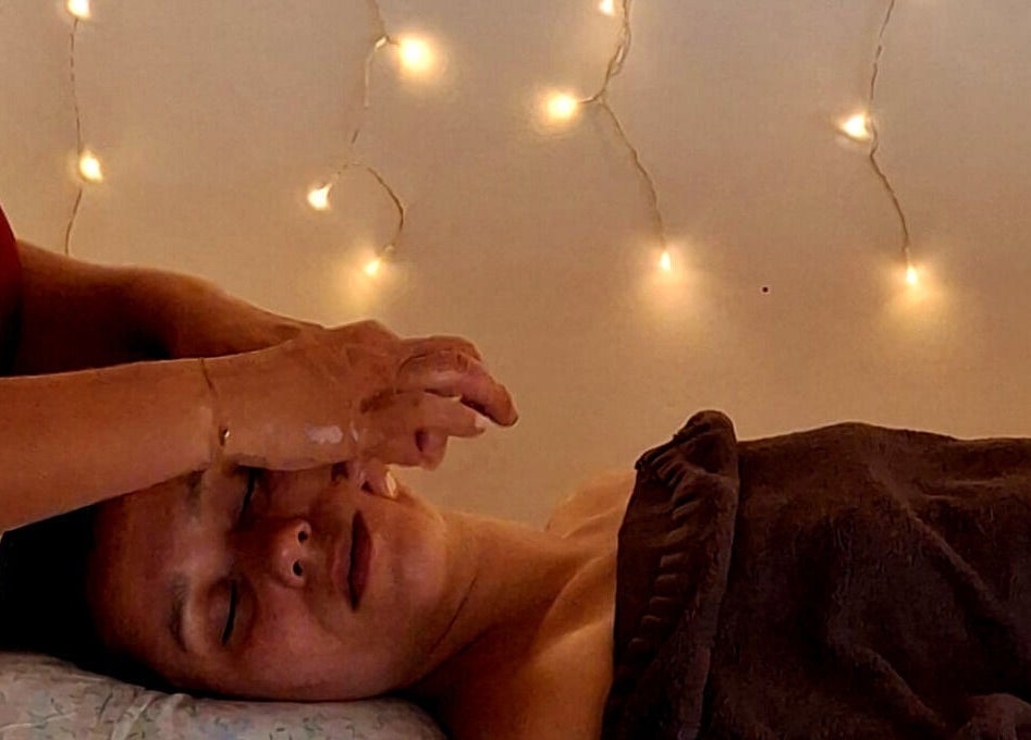 Massage relaxant chez Maylis Carpentier, Boulogne-billancourt, Île-de-France, FR, sous des lumières douces.