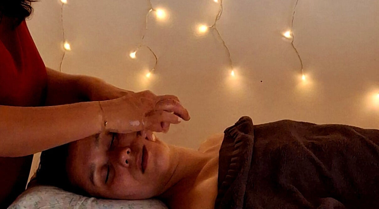 Massage relaxant chez Maylis Carpentier, Boulogne-billancourt, Île-de-France, FR, sous des lumières douces.