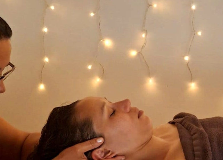 Massage apaisant chez Maylis Carpentier à Boulogne-Billancourt, Île-de-France, FR, sous une lumière douce.