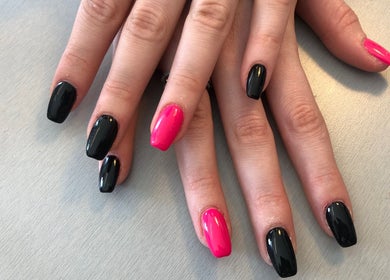 Manucure élégante noir et rose à Toulenne ongles, Toulenne, Nouvelle-Aquitaine, FR.