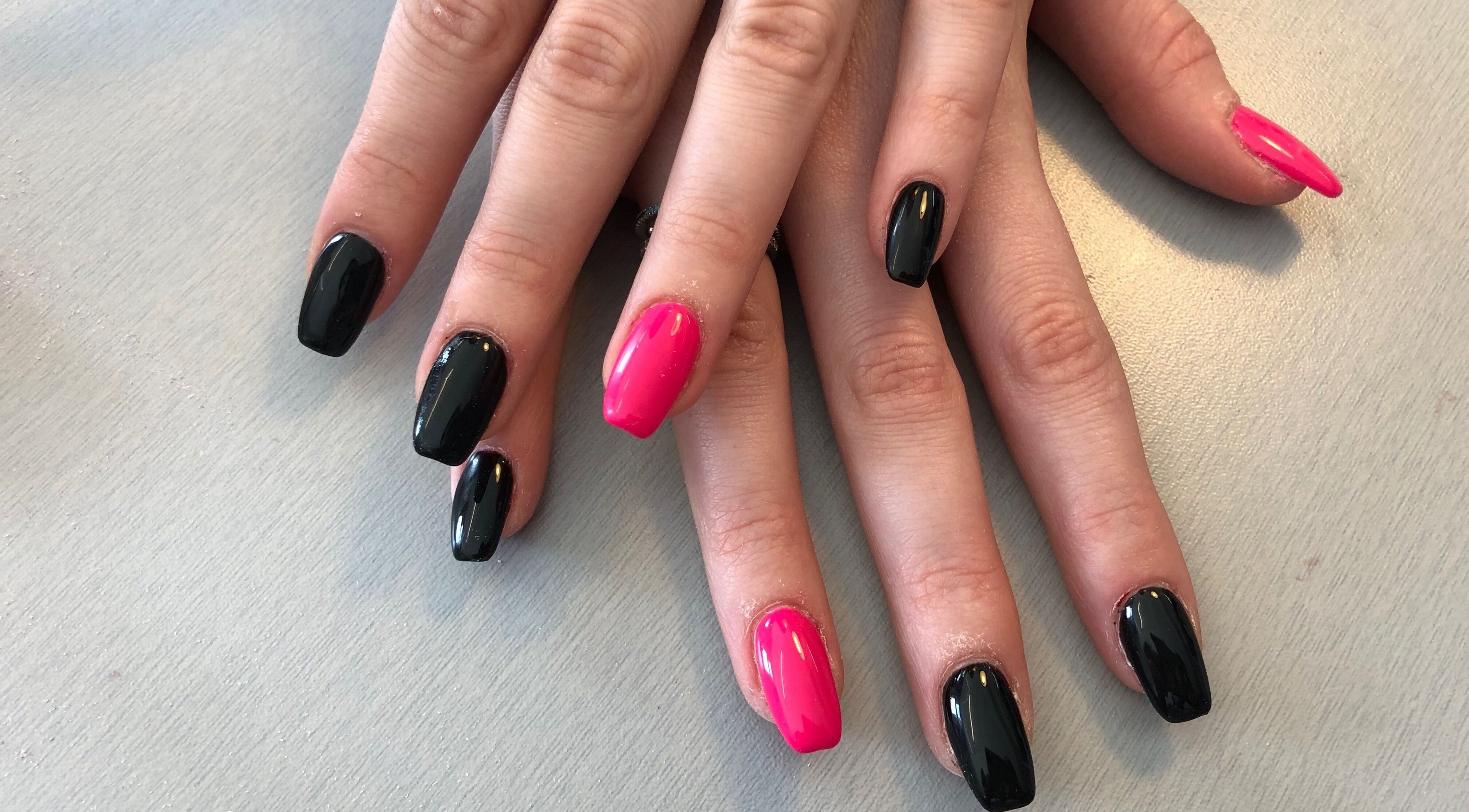 Manucure élégante noir et rose à Toulenne ongles, Toulenne, Nouvelle-Aquitaine, FR.