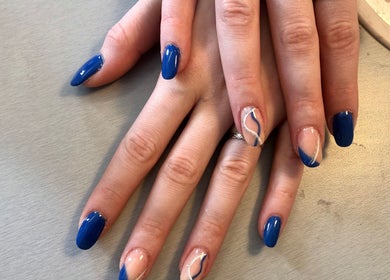 Manucure bleue élégante chez Toulenne ongles, Toulenne, Nouvelle-Aquitaine, FR.