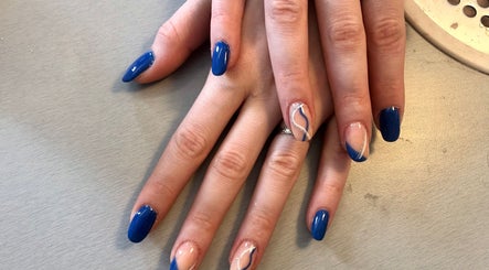 Manucure bleue élégante chez Toulenne ongles, Toulenne, Nouvelle-Aquitaine, FR.