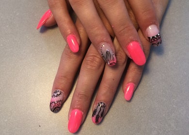 Nail art rose vif avec motifs élégants à Toulenne ongles, Toulenne, Nouvelle-Aquitaine, FR.