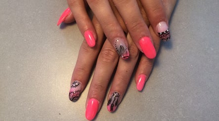 Nail art rose vif avec motifs élégants à Toulenne ongles, Toulenne, Nouvelle-Aquitaine, FR.