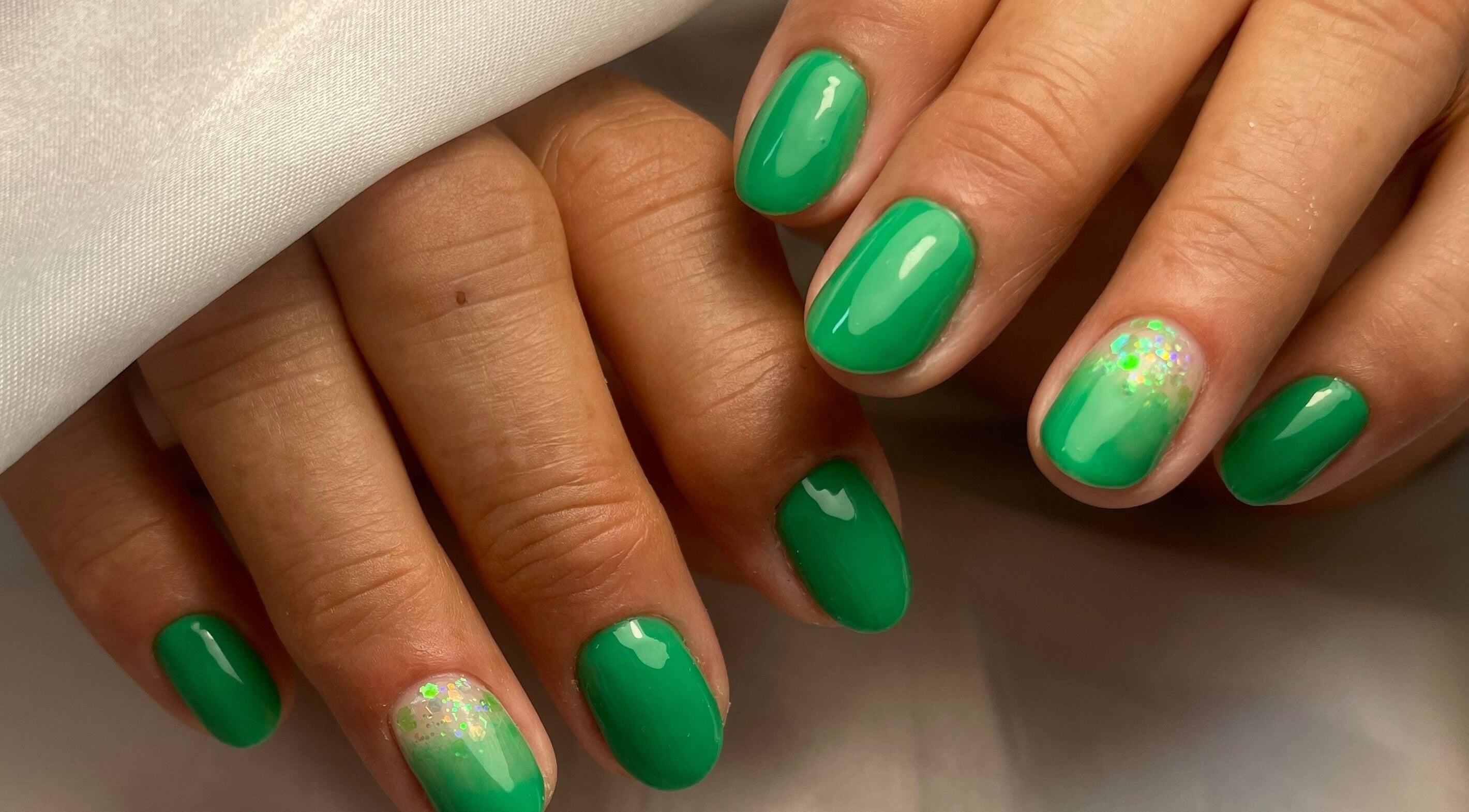 Nail art verde e glitter no Clarisse Cardoso Nails em Póvoa De Varzim, Porto, PT.