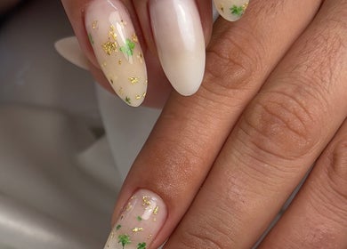 Unhas decoradas com folhagem dourada no Clarisse Cardoso Nails em Póvoa De Varzim, Porto, PT.