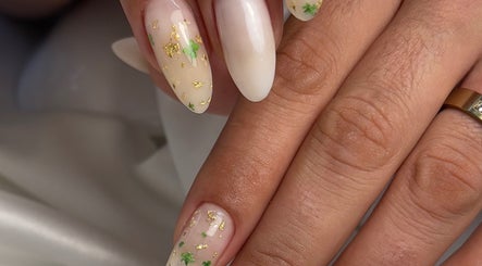 Unhas decoradas com folhagem dourada no Clarisse Cardoso Nails em Póvoa De Varzim, Porto, PT.