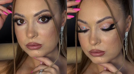 Machiaj strălucitor la Anna Maria Makeup, Dudu, Județul Ilfov, RO, cu eyeliner dramatic și sclipici.
