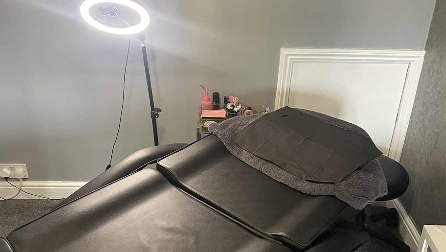 Relaxing treatment bed setup at Lashesbyskye, Sheffield, England, GB for premium beauty services.
