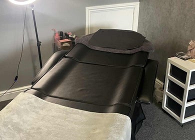 Relaxing treatment bed at Lashesbyskye, Sheffield, England, GB. Ideal for beauty and wellness sessions.