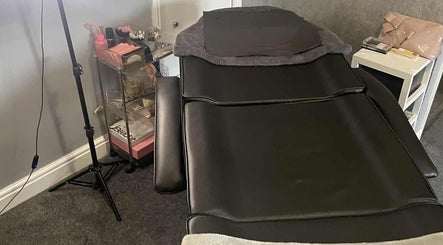 Lashesbyskye relaxing beauty room in Sheffield, England, GB featuring a comfortable black treatment bed.