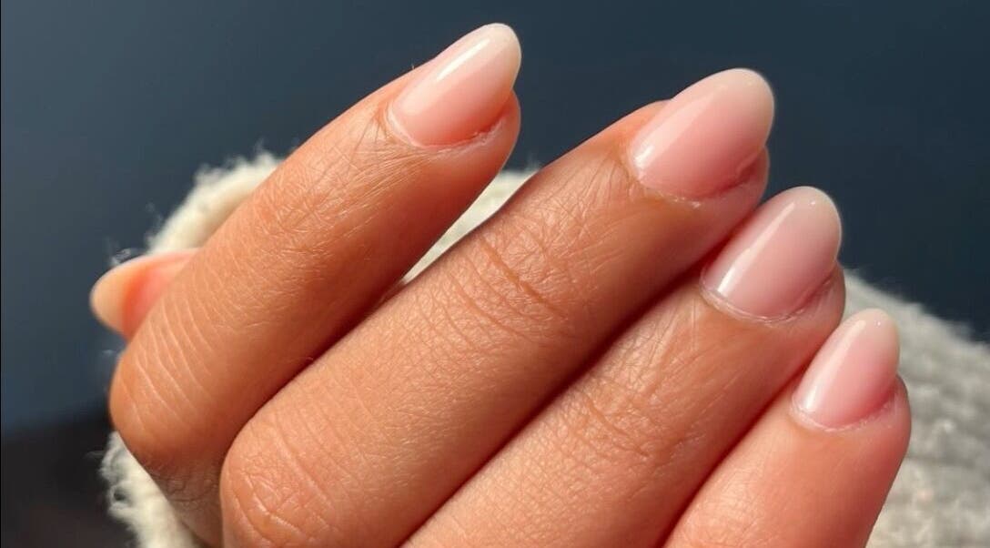 Manucure élégante à Le cocon de Noélie, Bruges, Nouvelle-aquitaine, FR. Ongles soigneusement polis.