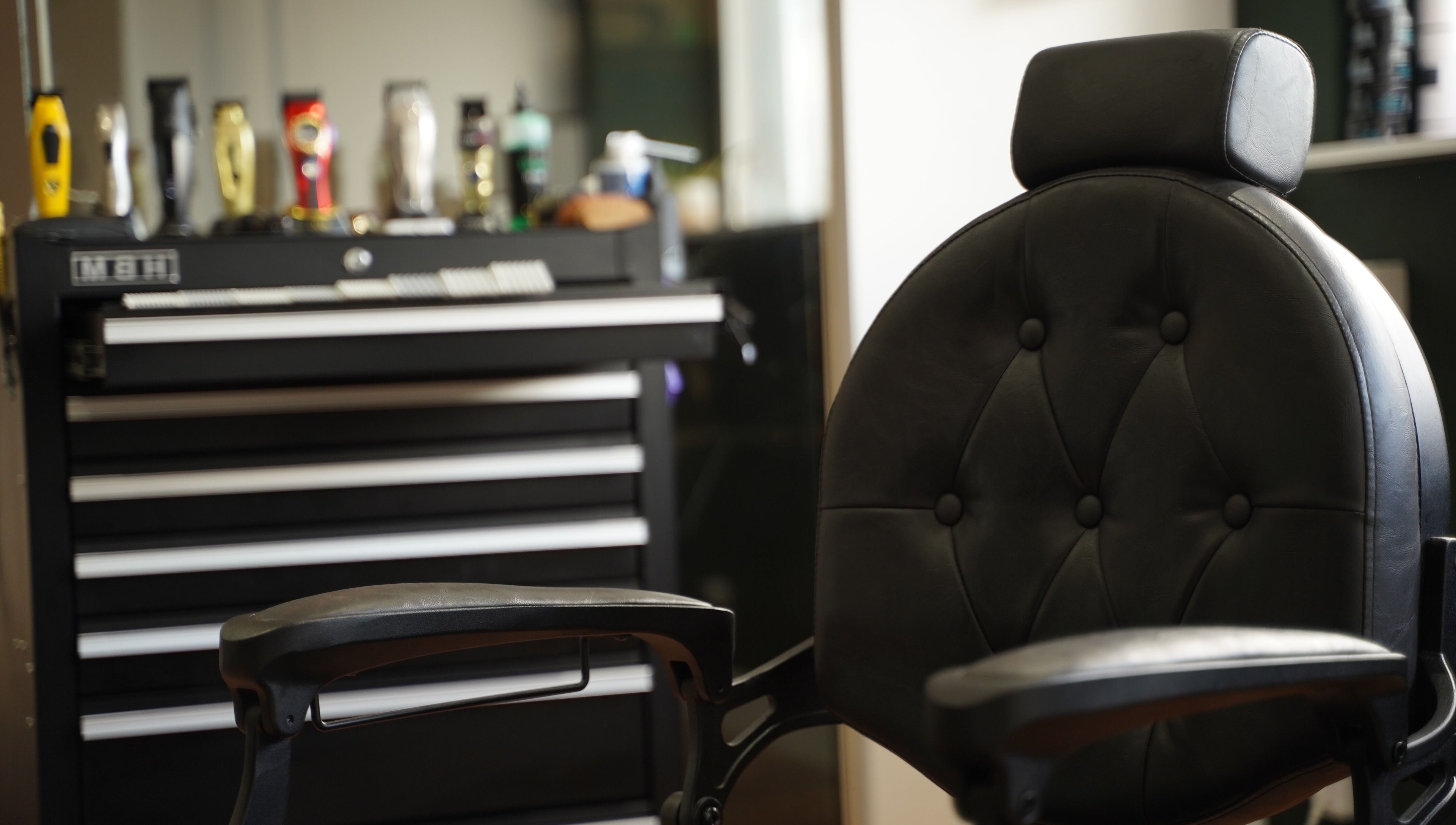 Moderne kappersstoel bij FreshFellas in Zwaag, Noord-holland, NL voor ultiem comfort en stijl.