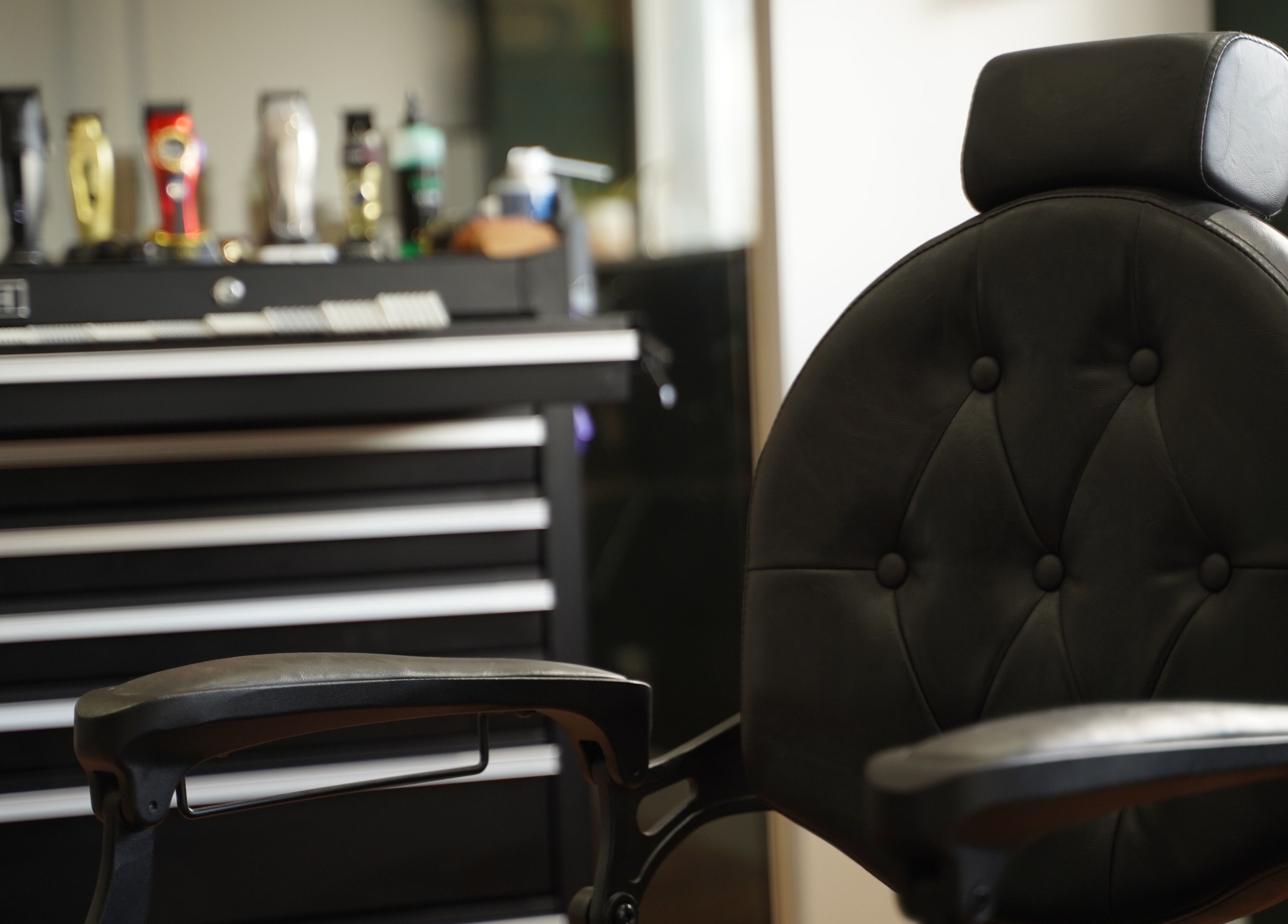 Moderne kappersstoel bij FreshFellas in Zwaag, Noord-holland, NL voor ultiem comfort en stijl.