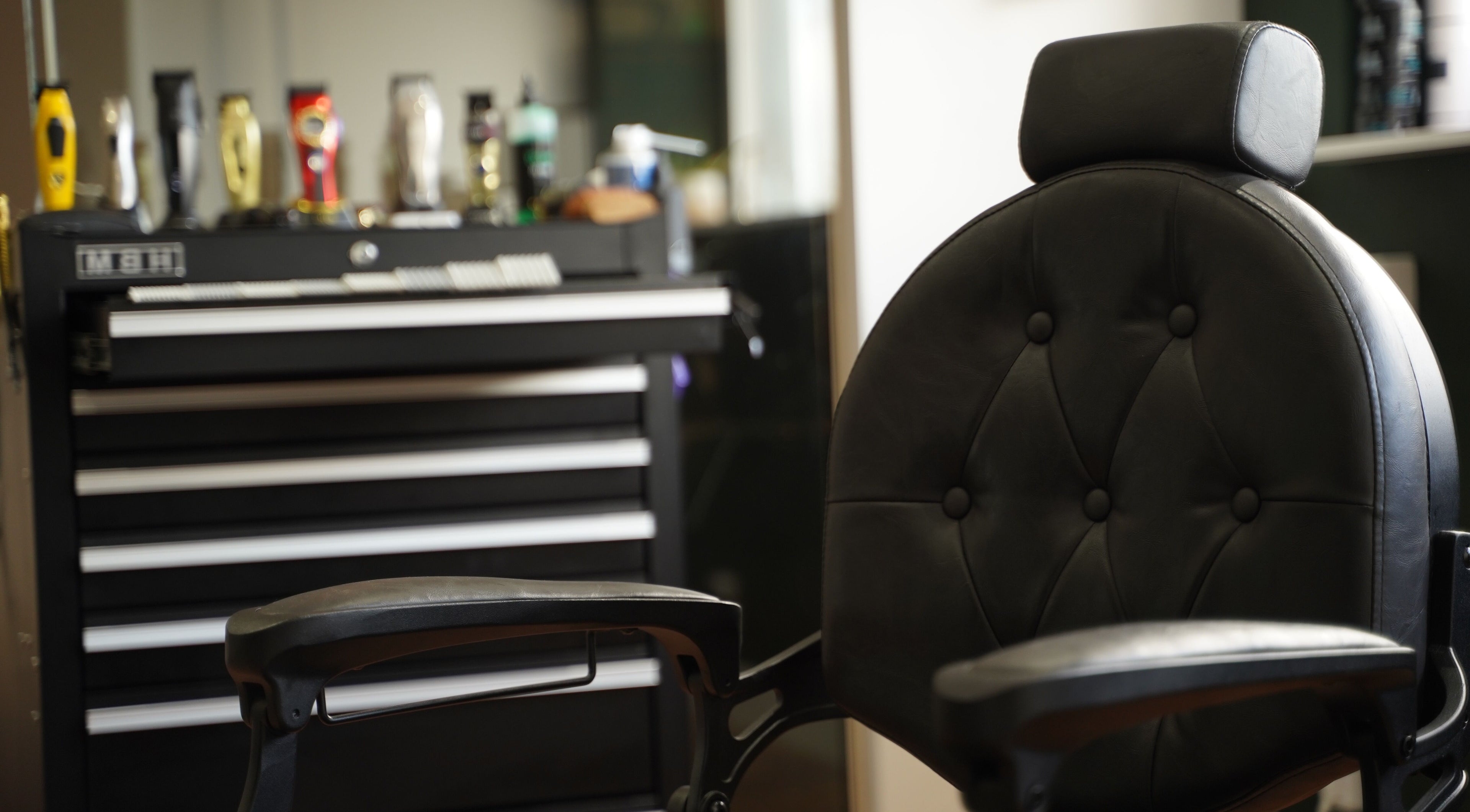 Moderne kappersstoel bij FreshFellas in Zwaag, Noord-holland, NL voor ultiem comfort en stijl.