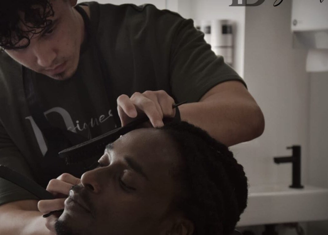 Kapper bij FreshFellas in Zwaag, Noord-holland, NL, verzorgt klant vakkundig.