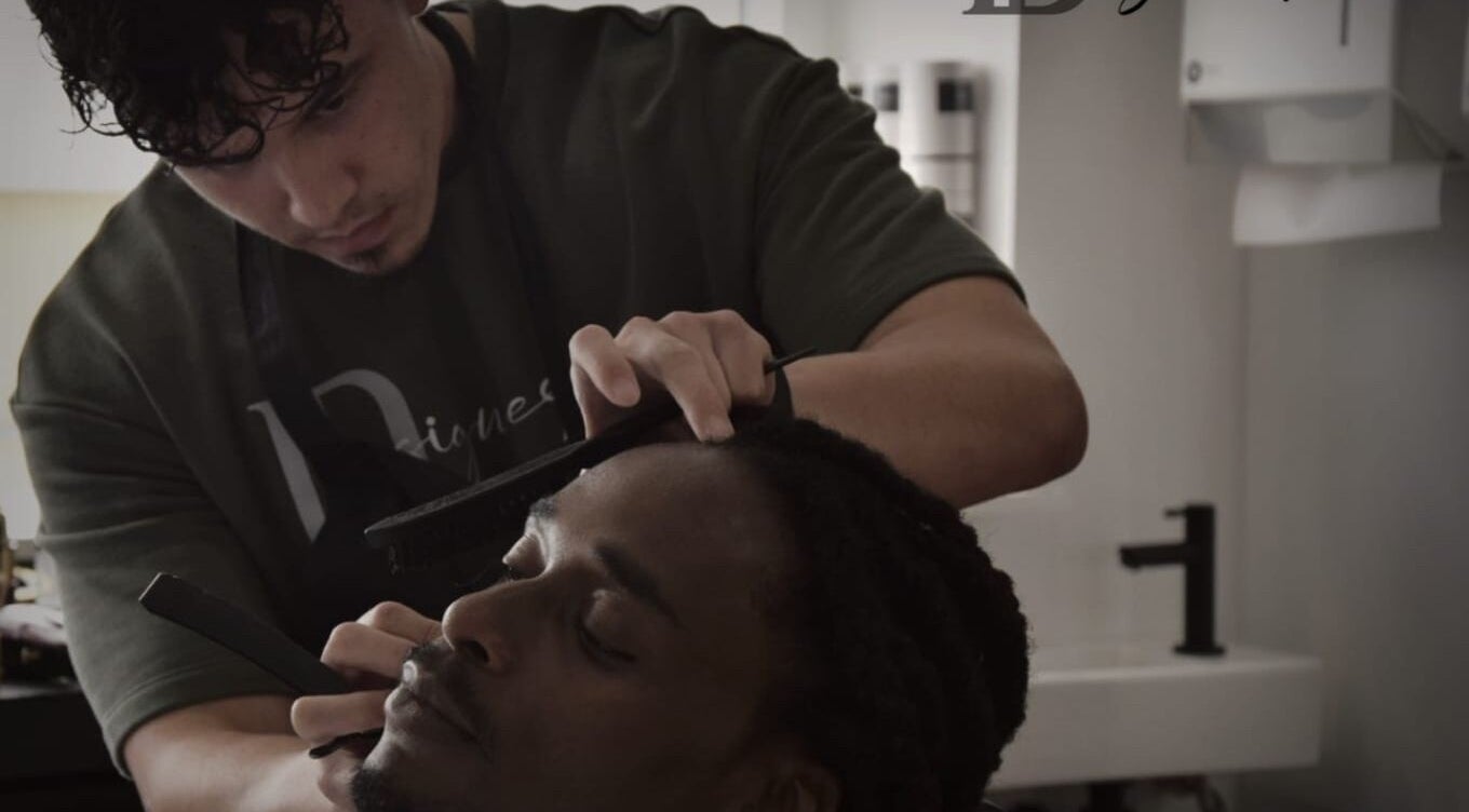 Kapper bij FreshFellas in Zwaag, Noord-holland, NL, verzorgt klant vakkundig.