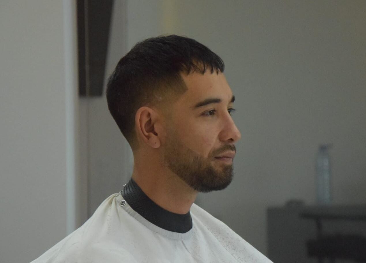 Stijlvol kapsel bij FreshFellas in Zwaag, Noord-holland, NL met modern interieur.