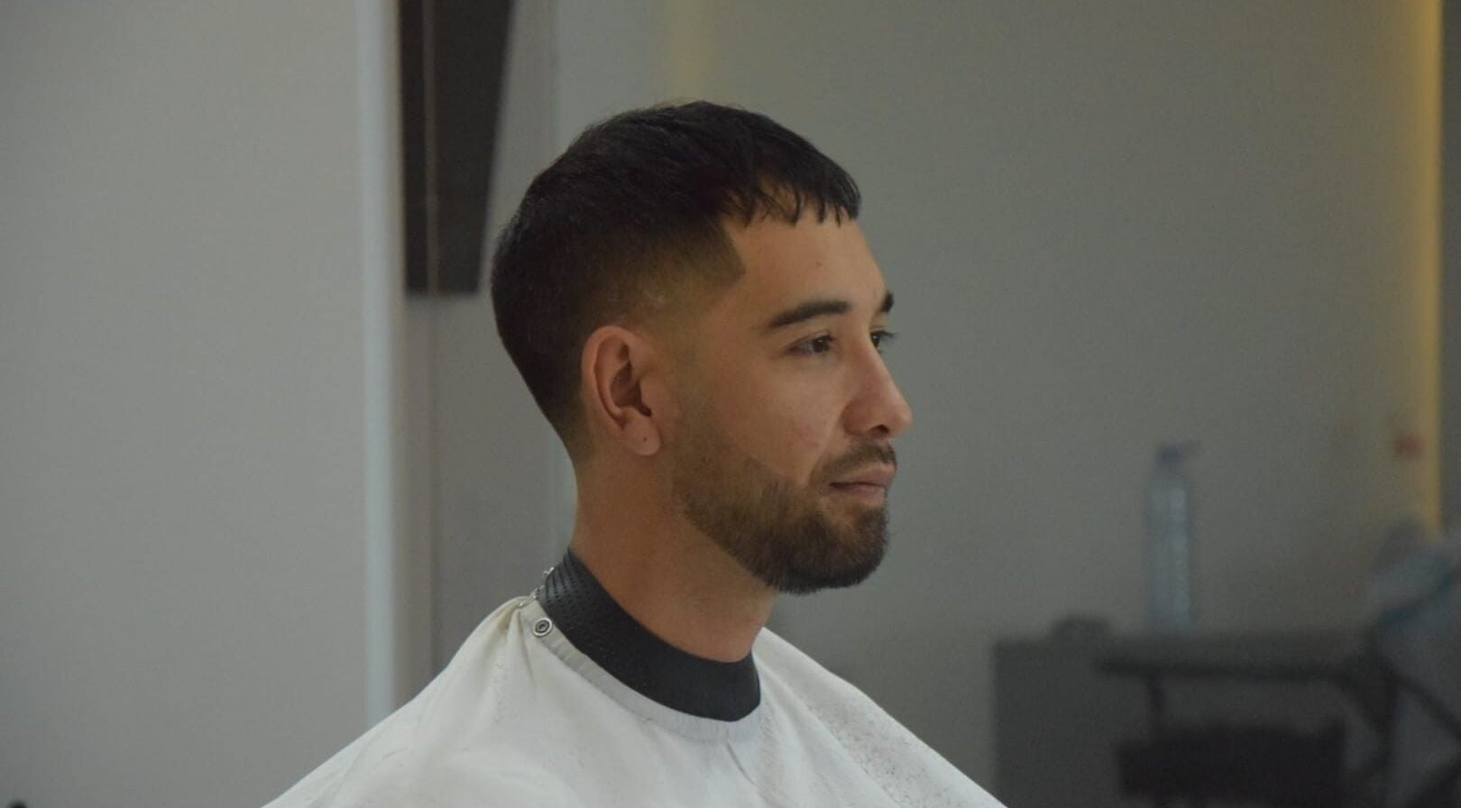 Stijlvol kapsel bij FreshFellas in Zwaag, Noord-holland, NL met modern interieur.