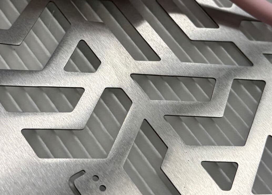 Intricate metal design at MariLopes naildesign in Vila Nova De Famalicão, Braga, PT.