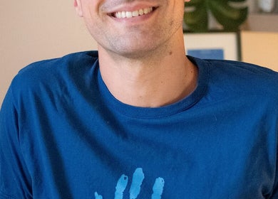 Homme souriant à Up2 Massages, Paris, Île-de-France, FR, créant une ambiance apaisante.