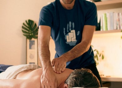 Un thérapeute réalise un massage relaxant chez Up2 Massages, Paris, Île-de-France, FR.