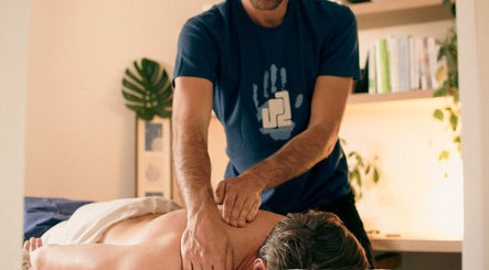 Un thérapeute réalise un massage relaxant chez Up2 Massages, Paris, Île-de-France, FR.